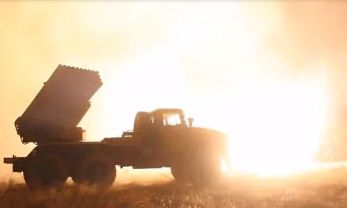 Cả bầu trời đêm bừng sáng khi các bệ pháo phản lực Grad khai hỏa.