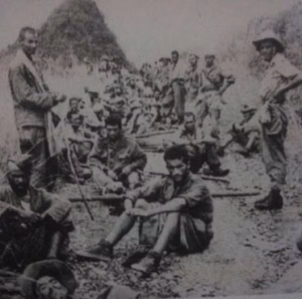 Quân Pháp mệt mỏi trên đường hành quân.