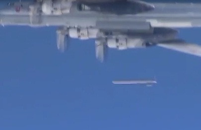 Tu-95MS mở khoang bom, thả tên lửa.
