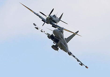 Tiêm kích huyền thoại Spitfire (cánh quạt) bay cùng "hậu duệ" của Hawker Typhoon - siêu tiêm kích thế hệ 4 Eurofighter Typhoon.