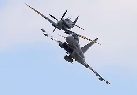 Tiêm kích huyền thoại Spitfire (cánh quạt) bay cùng "hậu duệ" của Hawker Typhoon - siêu tiêm kích thế hệ 4 Eurofighter Typhoon.