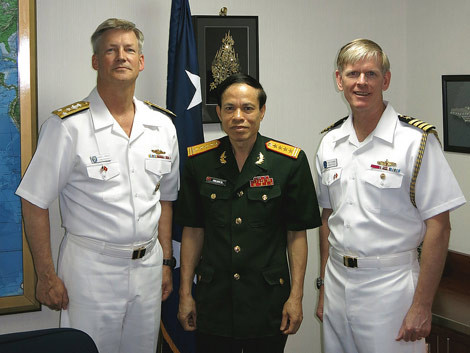Trong ảnh, Đại tá Phùng Quang Tạo (đứng giữa) và Tư lệnh Hạm đội 7 - Phó Đô đốc Robert L.Thomas (phải), Tham mưu trưởng Hạm đội 7 Paul Stader (trái).