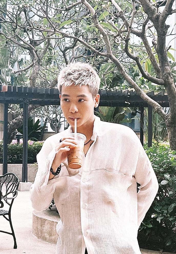 Quân A.P được khen điển trai dù chỉ với một tấm ảnh thưởng thức cà phê sữa buổi sáng.