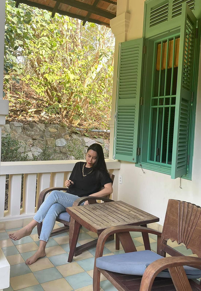 Lưu Hương Giang có buổi chiều bình yên, thảnh thơi bên ngôi nhà cổ. "Sáng nay ngồi trước hiên nhà, bao giờ anh mới qua nhà rước em", nữ ca sĩ hài hước viết.