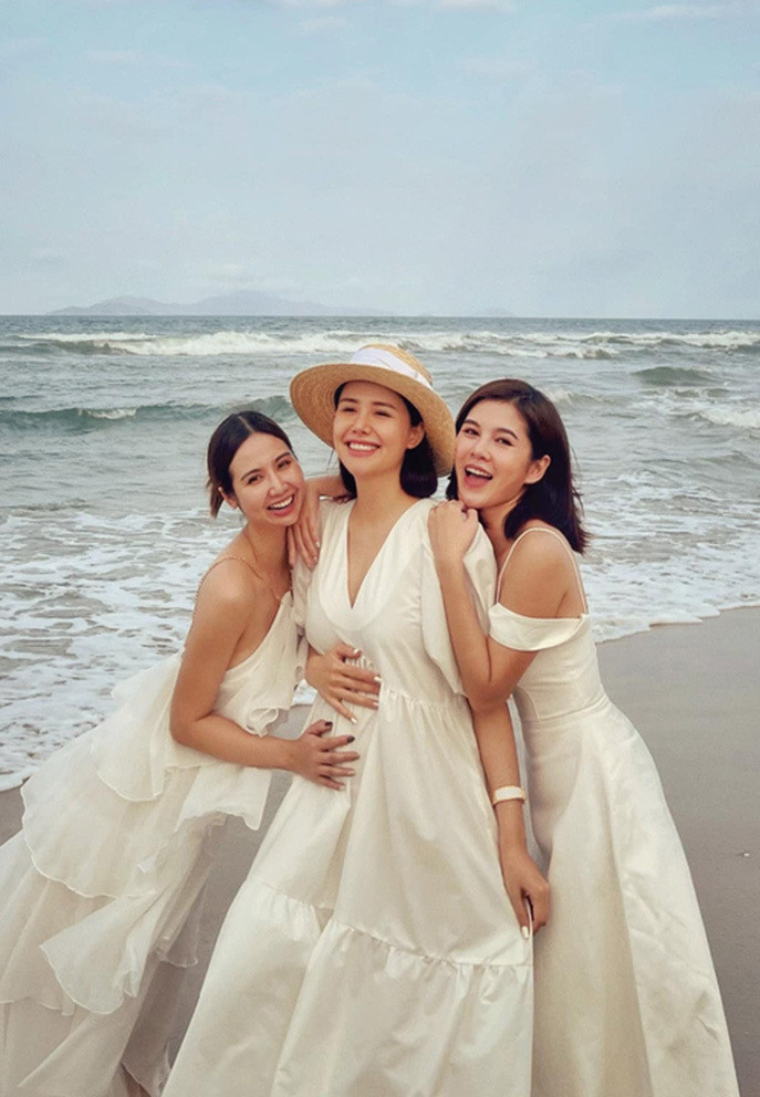 Hội chị em Huyền Lizzie, Vũ Thu Hoài tổ chức chuyến dã ngoại kỷ niệm trước khi Phanh Lee chuẩn bị lâm bồn.