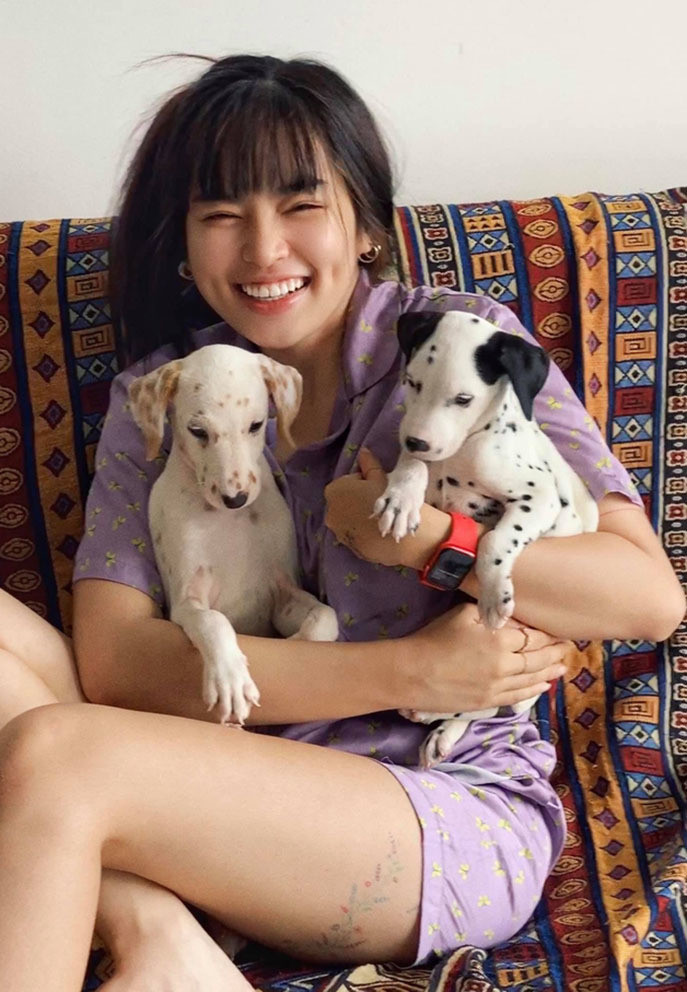 Khánh Vân cười tít mắt bên hai chú chó cưng.