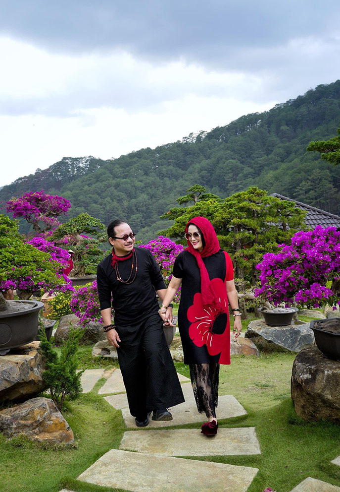 Nghệ sĩ Trần Mạnh Tuấn và vợ luôn dành cho nhau những cử chỉ lãng mạn dù đã kết hôn gần 30 năm.