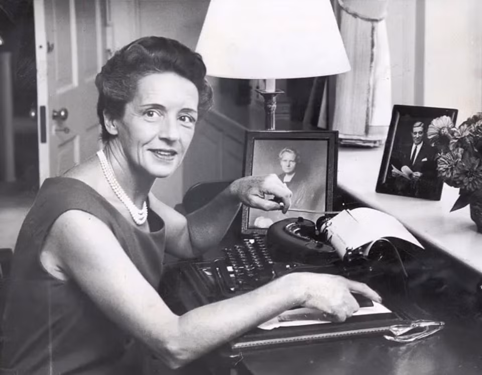 Ève Curie. 9 năm sau khi người vợ đầu tiên mất, Henry kết hôn với nhà báo Ève Curie vào năm 1954. Bà là con gái út nhà Curie và là thành viên duy nhất trong gia đình không chọn theo đuổi khoa học cũng như không giành được giải Nobel. Henry Labouisse được trao giải Nobel Hòa bình năm 1965 vì sự lãnh đạo và đóng góp của ông cho UNICEF. Trong suốt thời gian tại vị, Labouisse đã làm việc không mệt mỏi để cải thiện cuộc sống của trẻ em trên khắp thế giới, đặc biệt là ở các nước đang phát triển. Dưới sự lãnh đạo của Labouisse, UNICEF đã triển khai nhiều chương trình thành công nhằm giảm tỷ lệ tử vong ở trẻ sơ sinh, cải thiện khả năng tiếp cận giáo dục và cung cấp viện trợ khẩn cấp cho trẻ em bị ảnh hưởng bởi xung đột hoặc thiên tai. Ông cũng đóng một vai trò quan trọng trong việc ủng hộ quyền trẻ em, bao gồm quyền được giáo dục, chăm sóc sức khỏe và bảo vệ khỏi lạm dụng và bóc lột. Triết lý "sự thịnh vượng của trẻ em ngày nay không thể tách rời khỏi hòa bình trong thế giới ngày mai" của Henry Labouisse đã được ghi nhận rộng rãi.