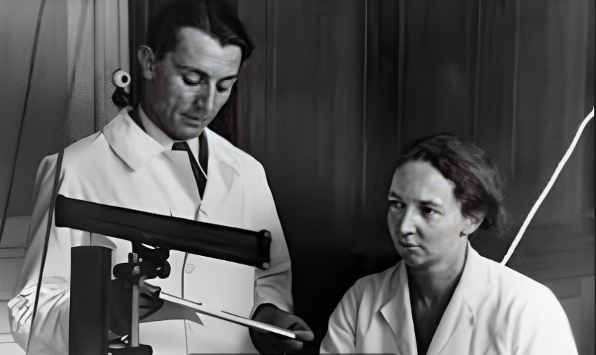 Irène Joliot-Curie và Frédéric Joliot-Curie giành Nobel Hóa học. Năm 1935, Irène Joliot-Curie và Frédéric Joliot-Curie được trao giải Nobel Hóa học cho công trình tổng hợp các nguyên tố phóng xạ mới. Khám phá của họ đã mở đường cho sự phát triển của năng lượng hạt nhân và dẫn đến những tiến bộ quan trọng trong y học, bao gồm cả việc sử dụng các đồng vị phóng xạ trong chẩn đoán và điều trị bệnh. 2 vợ chồng con gái nhà Curie cũng làm việc cho dự án bom nguyên tử của Pháp từ năm 1939 và nhận được bằng sáng chế cho công trình này. Đây là dự án tiên tiến nhất về bom nguyên tử trước chiến tranh thế giới thứ hai cho đến khi người Mỹ với dự án Manhattan chiếm mất vị trí này. Giống như mẹ, Irène Joliot-Curie qua đời do ảnh hưởng từ các phản ứng phóng xạ trong quá trình làm việc tại phòng thí nghiệm. Con rể Henry Richardson Labouisse Henry Richardson Labouiss là một nhà ngoại giao của Mỹ. Ông là Đại sứ Mỹ tại Pháp (1952 - 1954), Đại sứ Mỹ tại Hy Lạp (1962 - 1965) và Giám đốc của Quỹ Nhi đồng Liên hợp quốc (1965 - 1979).