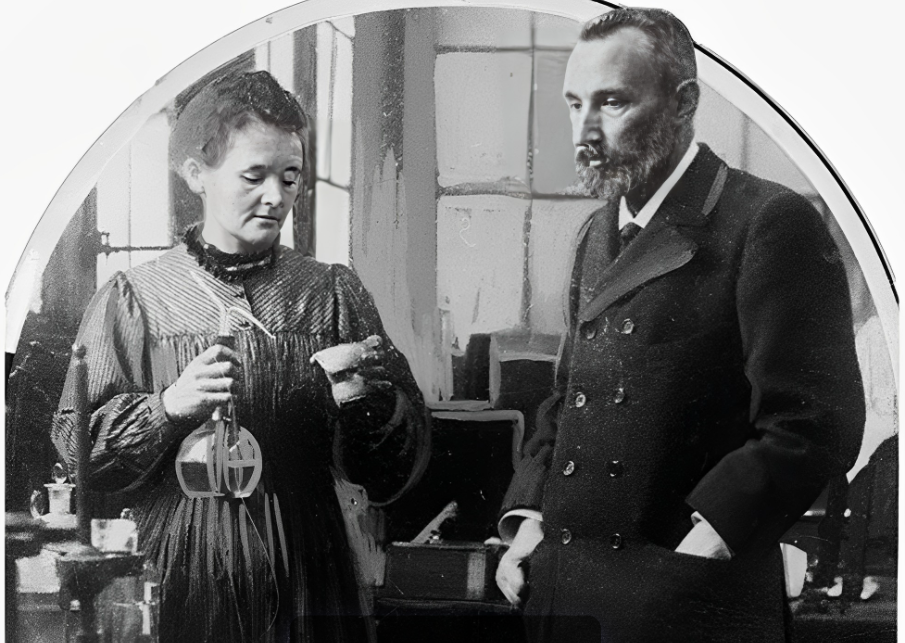 Marie Curie và Pierre Curie giành tổng cộng 3 giải Nobel, gồm 2 Vật lý và 1 Hóa học. Marie Curie nổi tiếng với công trình tiên phong trong lĩnh vực phóng xạ, giúp bà đoạt giải Nobel Vật lý năm 1903, cùng với chồng là Pierre Curie. Nghiên cứu của Marie Curie đã đặt nền móng cho sự phát triển của vật lý hạt nhân và dẫn đến việc khám phá ra các nguyên tố mới như radium và polonium. Bà tiếp tục nghiên cứu ngay cả sau cái chết của chồng vào năm 1906 và trở thành người phụ nữ đầu tiên được trao giải Nobel lần thứ hai, lần này là về Hóa học vào năm 1911. Vợ chồng con gái Irène Joliot-Curie-Frédéric Joliot-Curie Con gái của Marie Curie, Irène Joliot-Curie, cũng nối gót truyền thống gia đình và trở thành một nhà khoa học lỗi lạc. Irène Joliot-Curie sinh năm 1897 tại Paris. Năm 1918, sau khi tốt nghiệp trung học, bà gia nhập Viện Nghiên cứu Radium để phụ tá cho mẹ về nghiên cứu phân hạch hạt nhân. Chính trong khoảng thời gian này, bà đã gặp được chồng mình, Frédéric Joliot- nghiên cứu sinh tại Collège de France.