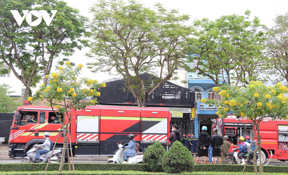 Nhận tin báo, Cảnh sát Phòng cháy chữa cháy, Công an thành phố Đà Nẵng đã điều 2 xe chữa cháy cùng cán bộ chiến sĩ đến hiện trường dập lửa. Cảnh sát chia làm nhiều hướng phun nước dập lửa, ngăn cháy lan sang các hộ dân xung quanh, đồng thời dùng máy hút khói để thoát khói đen phía trong nhà.