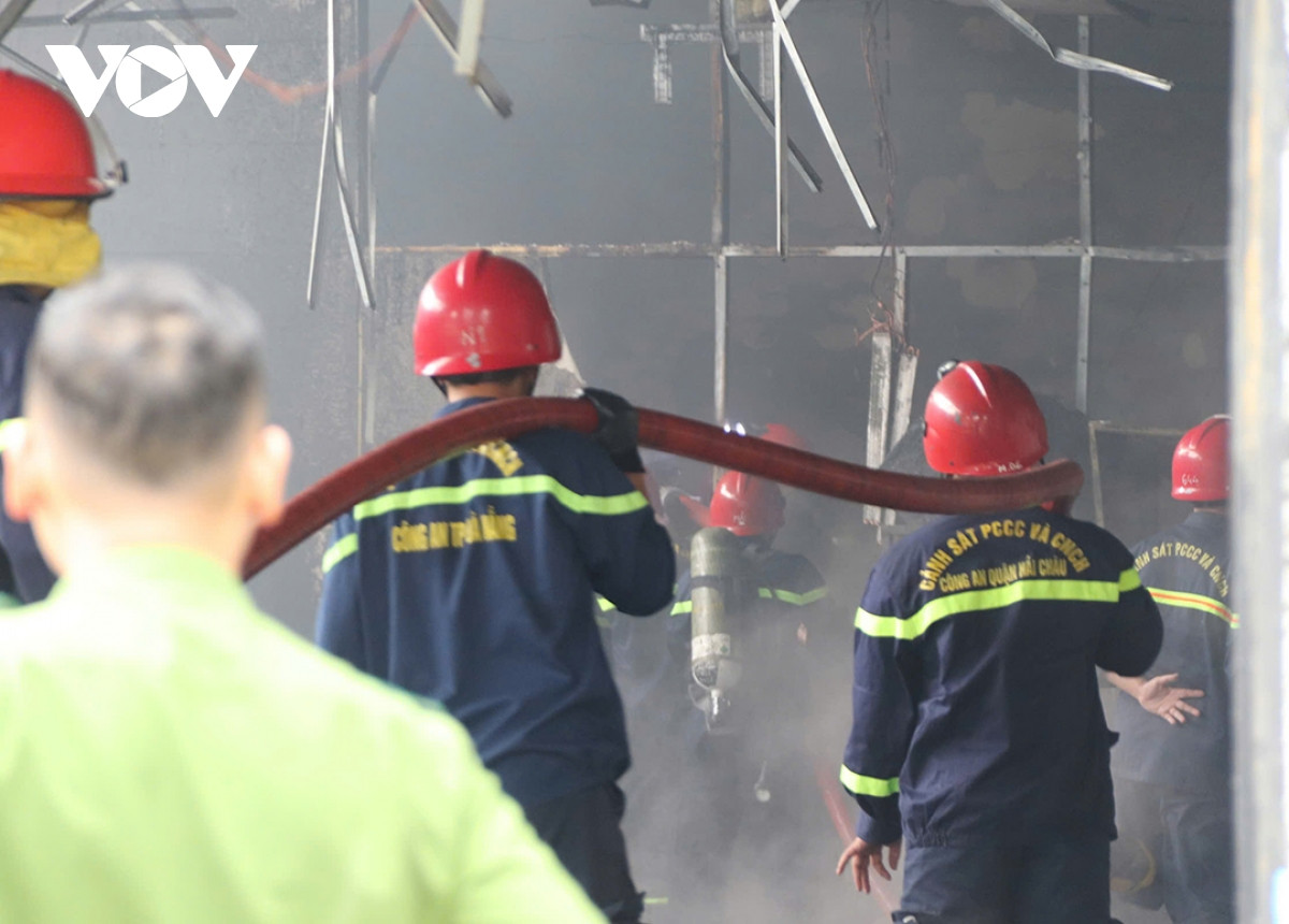 Cảnh sát phòng cháy chữa cháy dập lửa