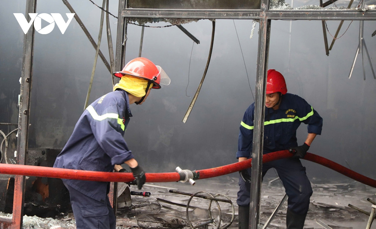 Đến 8h30, ngọn lửa được khống chế. Vụ cháy không gây thương vong về người, nhưng đã thiêu rụi nhiều tài sản.