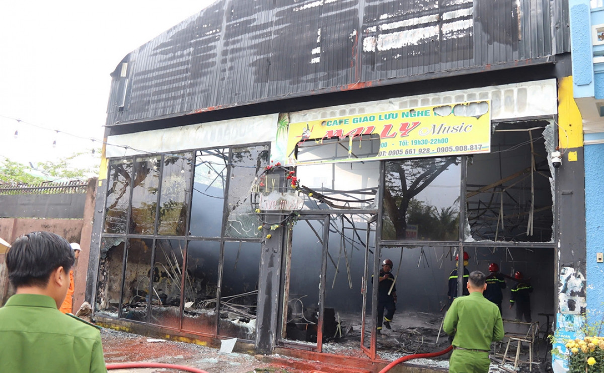 8h sáng, hàng xóm xung quanh phát hiện cột khói đen và ngọn lửa bao trùm ngôi nhà trên đường Nguyễn Tất Thành, phường Hải Châu, quận Hải Châu. Phát hiện cháy, người dân hô hoán và dùng bình chữa cháy cầm tay dập lửa nhưng nhưng không được. Ngọn lửa gặp các vật dụng dễ cháy nên bùng lên làm vỡ tung cửa kính phía trước. Khói đen bốc lên nghi ngút khiến người dân lo lắng và gọi cứu hỏa.