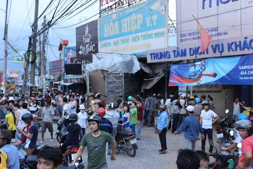 Hàng trăm người vây kín quốc lộ theo dõi vụ việc.