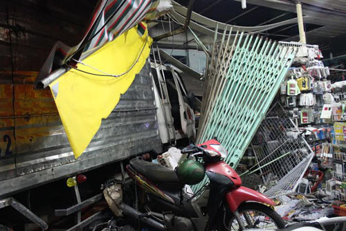 Chiếc xe "điên" tiếp tục leo dải phân cách tông ập cửa hàng ven đường.