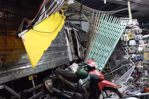 Chiếc xe "điên" tiếp tục leo dải phân cách tông ập cửa hàng ven đường.