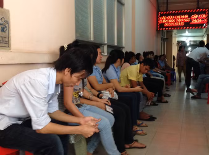 Bệnh viện đã trưng dụng tất cả các khoa, dồn bệnh nhân nằm chung giường để chăm sóc, điều trị. Số công nhân bị nhẹ được tiêm thuốc và ngồi phía ngoài để tiếp tục theo dõi. Rất đông công nhân bị ngộ độc nhẹ phải ngồi ngoài hành lang để theo dõi