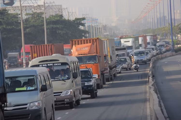 Sự cố đã gây kẹt xe nghiêm trọng theo cả 2 hướng trên XLHN