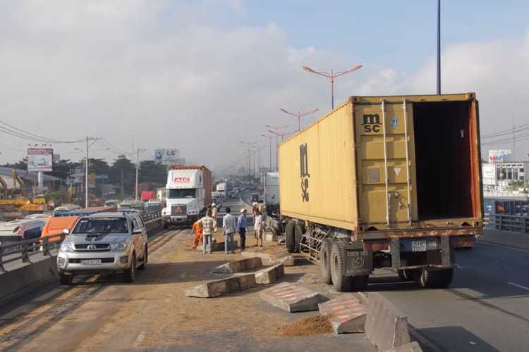Hiện trường xe đầu kéo gây náo loạn trên cầu vượt thép Thủ Đức.