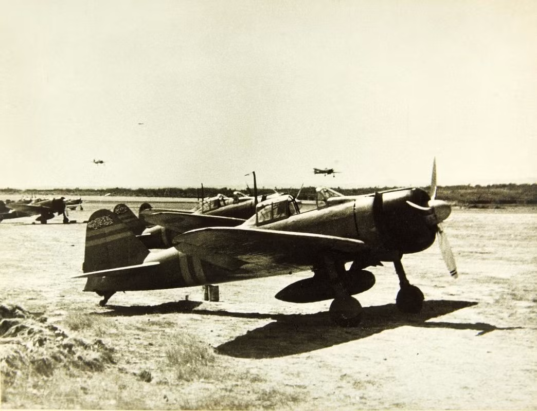 Lớn lên ở vùng nông thôn Nhật Bản, Seki vốn đam mê vẽ tranh nhưng lại học lái máy bay để thành phi công. Anh kết hôn với một cô gái sống gần trường bay mà mình theo học.