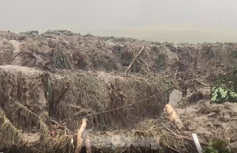 Ngay khi nắm bắt thông tin, lực lượng chức năng đã khẩn trương có mặt tại hiện trường tìm kiếm người mất tích, hỗ trợ di dời tài sản của người dân.