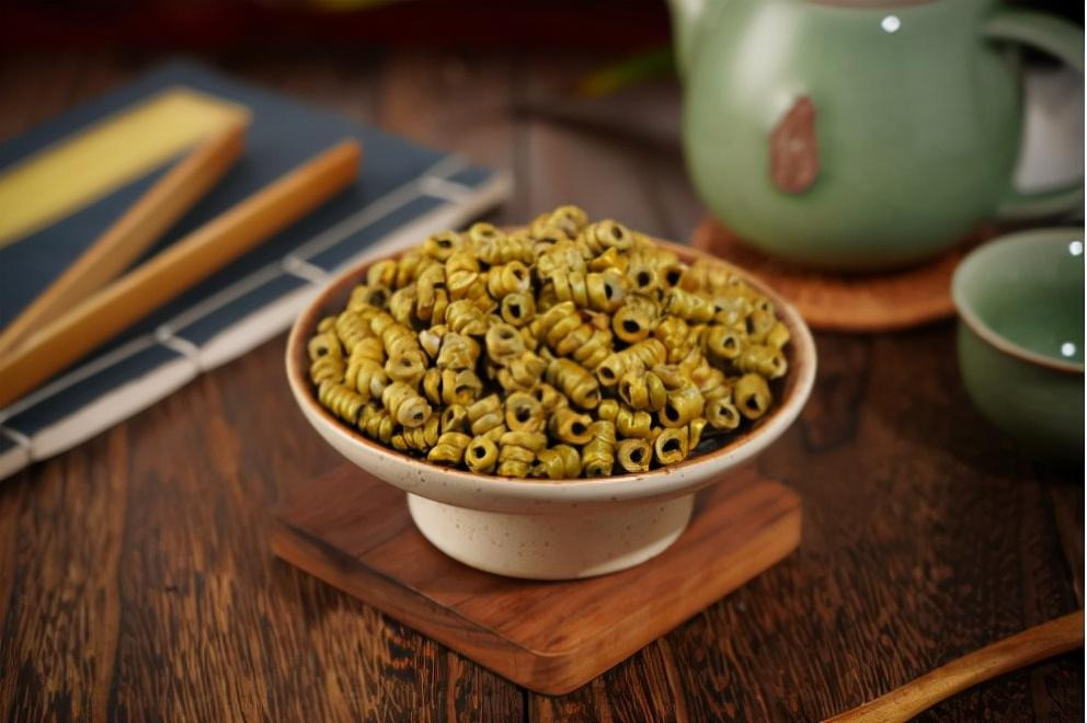 Trong y học cổ truyền, lan hoàng thảo được gọi là "cỏ thần tiên". Nhiều loài có tác dụng chữa bệnh. Thân rễ của cây cảnh này có thể được cắt ra và sấy khô để pha trà và súp, là những sản phẩm bổ dưỡng có giá thành không rẻ. 