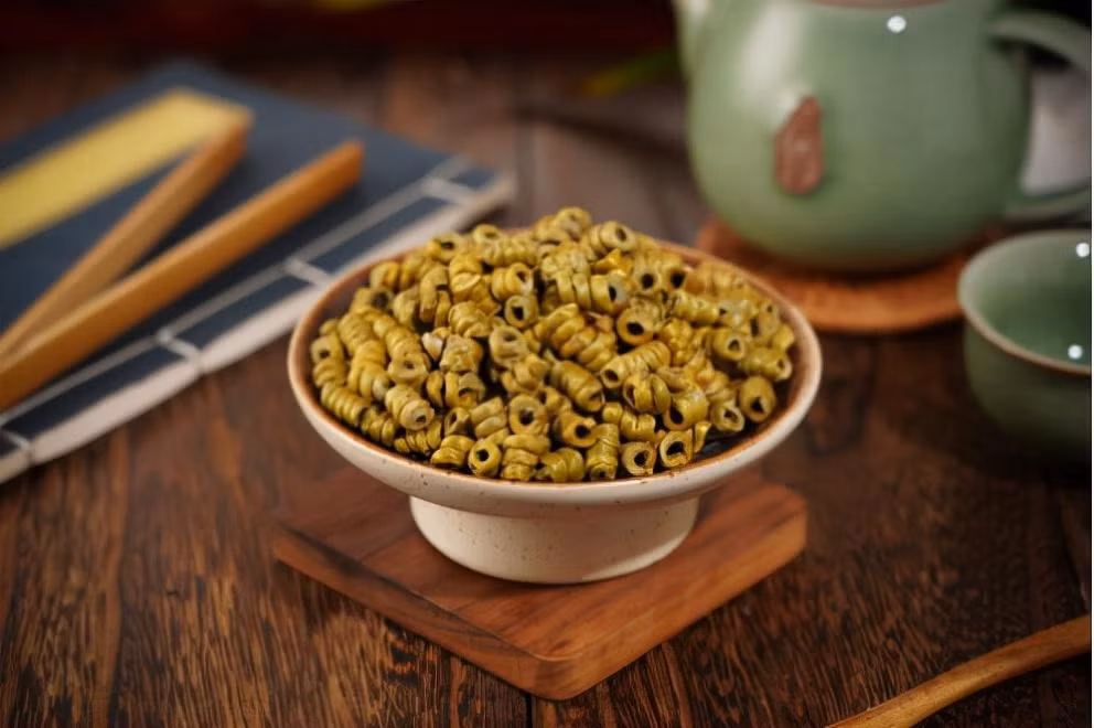 Trong y học cổ truyền, lan hoàng thảo được gọi là "cỏ thần tiên". Nhiều loài có tác dụng chữa bệnh. Thân rễ của cây cảnh này có thể được cắt ra và sấy khô để pha trà và súp, là những sản phẩm bổ dưỡng có giá thành không rẻ. 