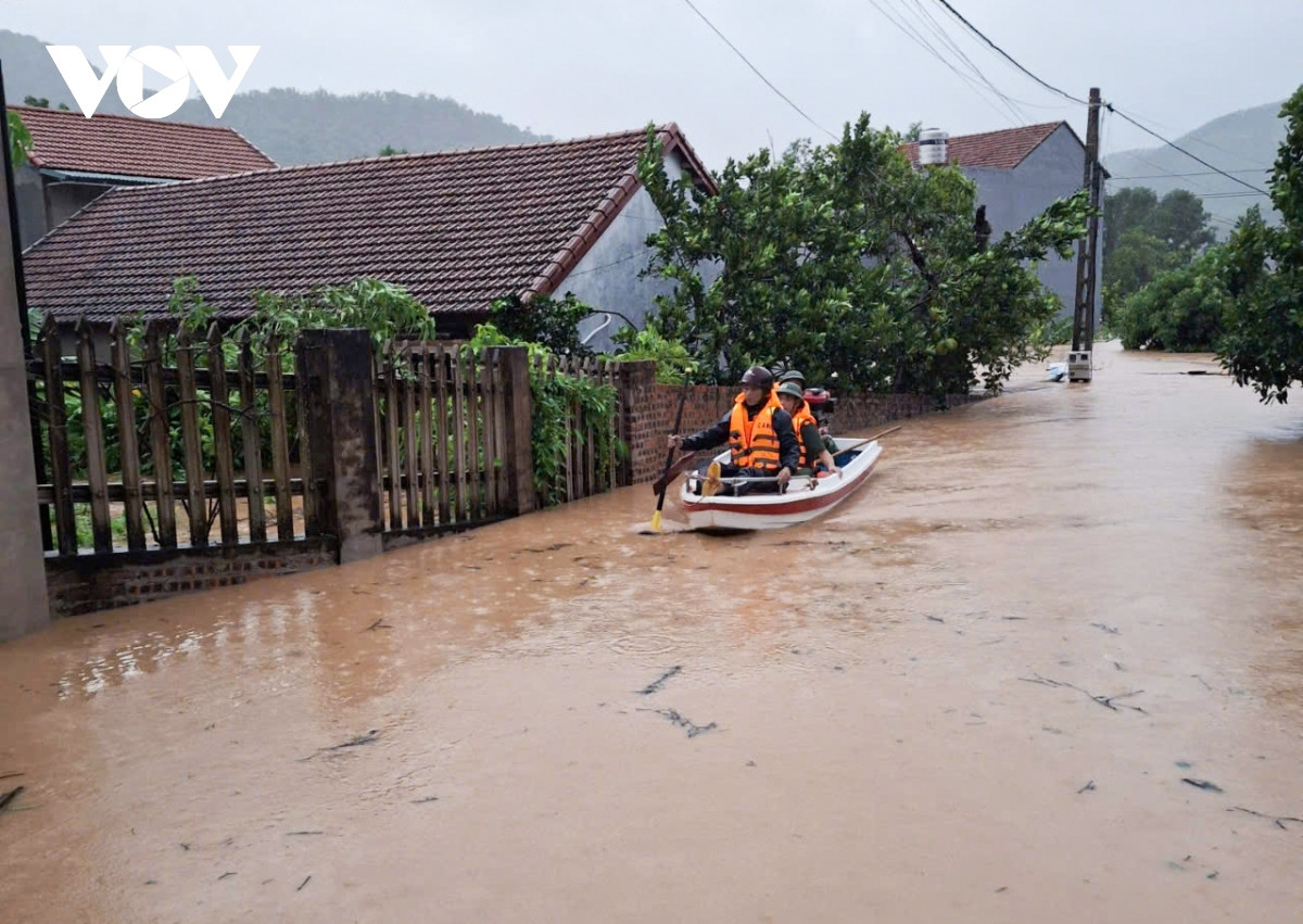 Lực lượng cứu hộ huyện Sơn Động, tỉnh Bắc Giang giúp người dân tại vùng ngập do mưa lũ.
