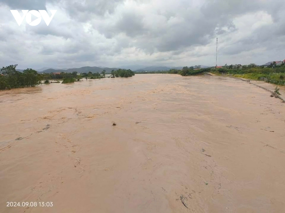 Ban Chỉ huy PCTT - TKCN tỉnh yêu cầu Ban Chỉ huy PCTT - TKCN huyện Lục Nam, Lục Ngạn; Công ty TNHH một thành viên Khai thác công trình thủy lợi Bắc Sông Thương tổ chức trực ban nghiêm túc, thường xuyên cập nhật, theo dõi.