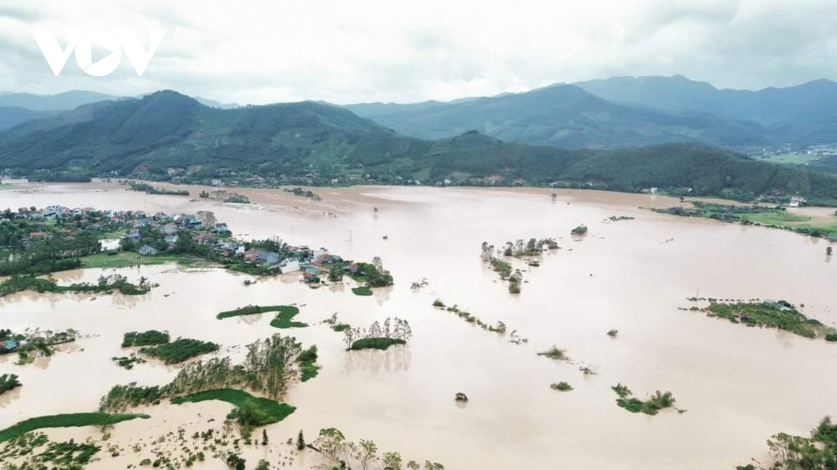 Ban Chỉ huy Phòng, chống thiên tai - Tìm kiếm cứu nạn huyện Sơn Động đã tập trung chỉ đạo lực lượng chức năng tăng cường phối hợp hỗ trợ người dân khắc phục khó khăn; tổ chức phân luồng giao thông giúp người dân di chuyển an toàn.