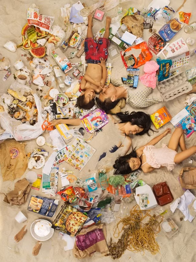 Thêm vào đó là các yếu tố như dân số tăng, nhu cầu liên tục về sản phẩm dùng một lần và thời hạn sử dụng ngắn của mọi thứ từ điện thoại thông minh đến giày thể thao là những lý do khiến chất thải tiếp tục tăng với tốc độ đáng báo động.