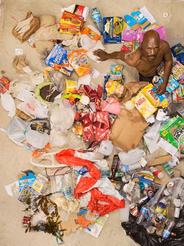 Vậy chất thải của chúng ta đi về đâu? Nhìn chung, có hai nơi mà rác thải của chúng ta sẽ đi đến: bãi chôn lấp hoặc tái chế. Rõ ràng tái chế là phương pháp được khuyến khích.