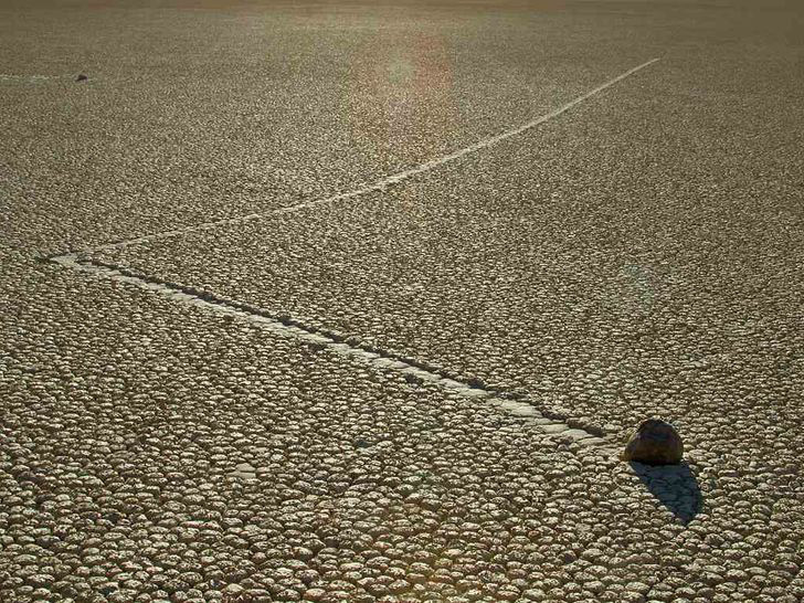 Đá tự di chuyển trong hồ Racetrack khô cạn là hiện tượng được các nhà khoa học tìm được câu trả lời mới đây. Đó là bởi dưới đáy hồ có một lớp băng mỏng, khi nhiệt độ tăng, băng tan và trở thành nước cộng với gió thổi khiến đá trong lòng hồ di chuyển.