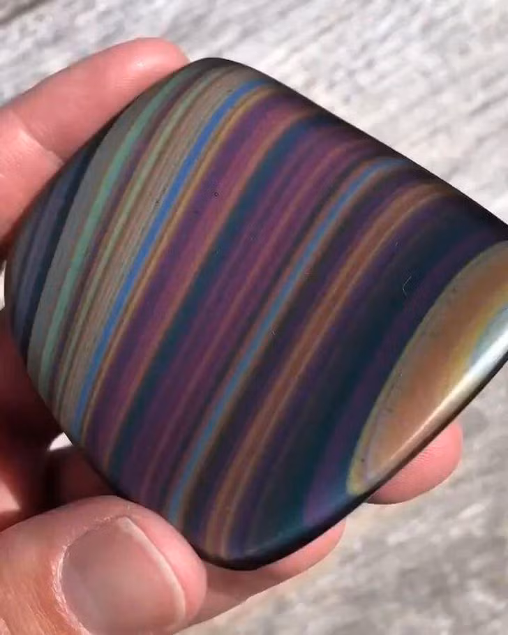 Đá vỏ chai chưa qua chạm trổ đã sở hữu vẻ ngoài cầu vồng tuyệt sắc.