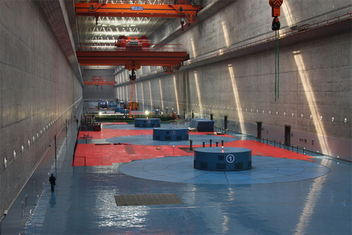 Đập Tam Hiệp cũng là nhà máy thủy điện có công suất lớn nhất thế giới. 34 máy phát điện của đập có thể sản sinh ra 22,5 triệu kw điện. Các máy phát điện chính nặng khoảng 6.000 tấn mỗi máy, là sản phẩm của nhiều liên doanh công nghệ hàng đầu như Alstom, ABB Group, General Electric, Siemens... Đa phần các máy đều có hệ thống tản nhiệt bằng nước hoặc không khí, giúp tiết kiệm và dễ bảo trì hơn. (Ảnh: Pinterest).