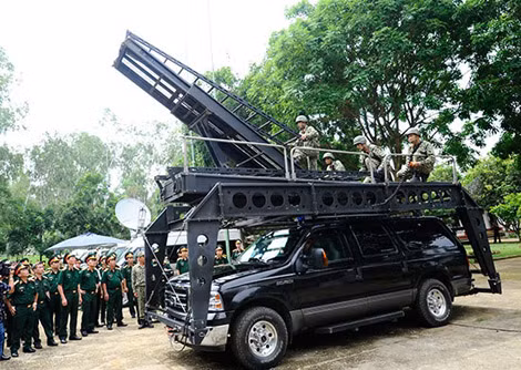 Xe nâng phóng thang chuyên dụng để lực lượng đặc công chống khủng bố đột nhập nhà cao tầng khi cần thiết. Mức thang có thể nâng cao 9m, xe có thể di chuyển với vận tốc 160km/h.