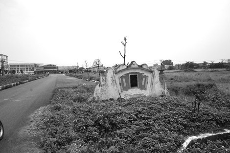 Ngôi mộ to lù lù nằm ngay trên con đường mới mở.