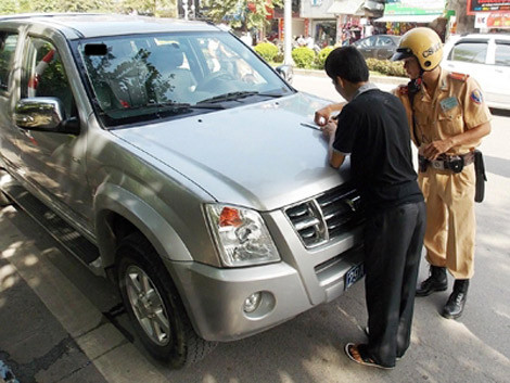 Với hành vi không chấp hành chỉ dẫn biển báo, lái xe biển số xanh 29A-00153 đã phải ký vào biên bản vi phạm.