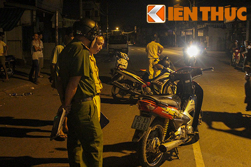 Cơ quan chức năng khám nghiệm hiện trường vụ tai nạn.