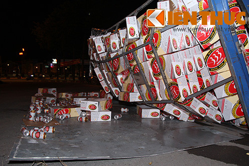 Nhiều thùng bia đã văng xuống đường khi chiếc xe bị lật.