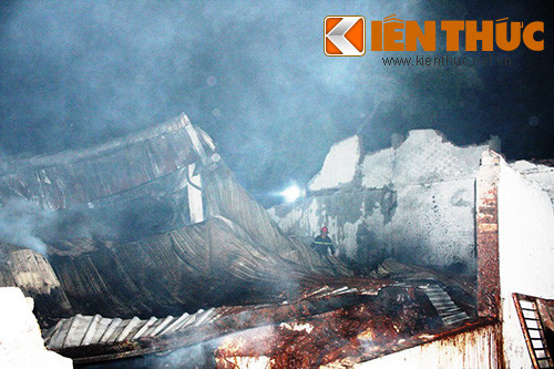 Ngọn lửa bùng phát từ khu vực chứa bột nhang của công ty. Ngọn lửa bùng phát từ khu vực chứa bột nhang của công ty.