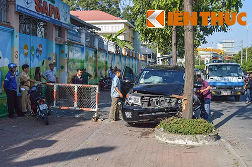 Hiện trường chiếc ô tô biển xanh đâm đầu vào gốc cây chiều 18/11.