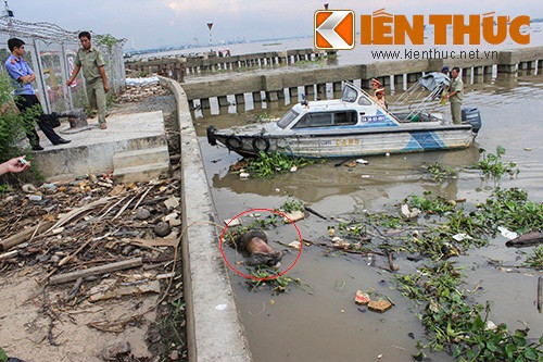 Thi thể người đàn ông (trong vòng tròn đỏ) được tìm thấy và kéo vào bờ. Thi thể người đàn ông (trong vòng tròn đỏ) được tìm thấy và kéo vào bờ.