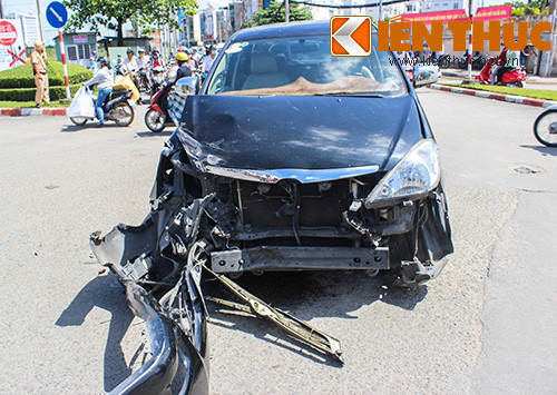 Chiếc ô tô 7 chỗ bị hư hỏng nặng.