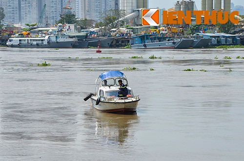 Sau nhiều giờ tìm kiếm, lực lượng cứu hộ vẫn chưa tìm được nạn nhân. Sau nhiều giờ tìm kiếm, lực lượng cứu hộ vẫn chưa tìm được nạn nhân.