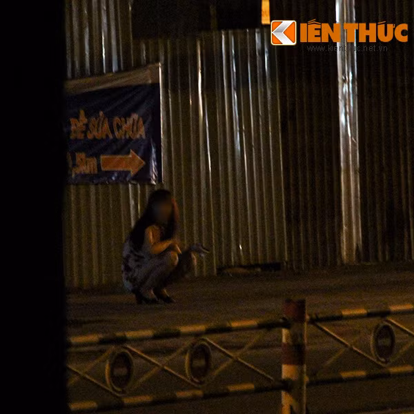 Theo tìm hiểu của PV Kiến Thức, hoạt động của các “cô gái” bán dâm tại khu vực này chỉ diễn ra đến khoảng 2h sáng. Giá mỗi lượt bán dâm là 400.000 đồng (20 – 30 phút). Mỗi đêm, những người này phải nộp lại cho chủ quán cafe nói trên 200.000 đồng để được yên ổn “làm ăn” tại khu vực này.