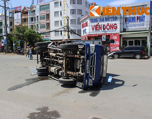 Chiếc xe tải bị ô tô 7 chỗ "hạ đo ván'" giữa đường.