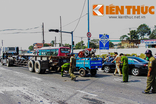 Lực lượng chức năng quận Thủ Đức khám nghiệm, xử lý vụ tai nạn. Lực lượng chức năng quận Thủ Đức khám nghiệm, xử lý vụ tai nạn.