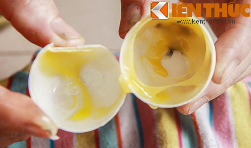 Bên trong trứng có nhiều vết mốc khiến người dân rất hoang mang. Ảnh : Nguyễn Văn Hà.